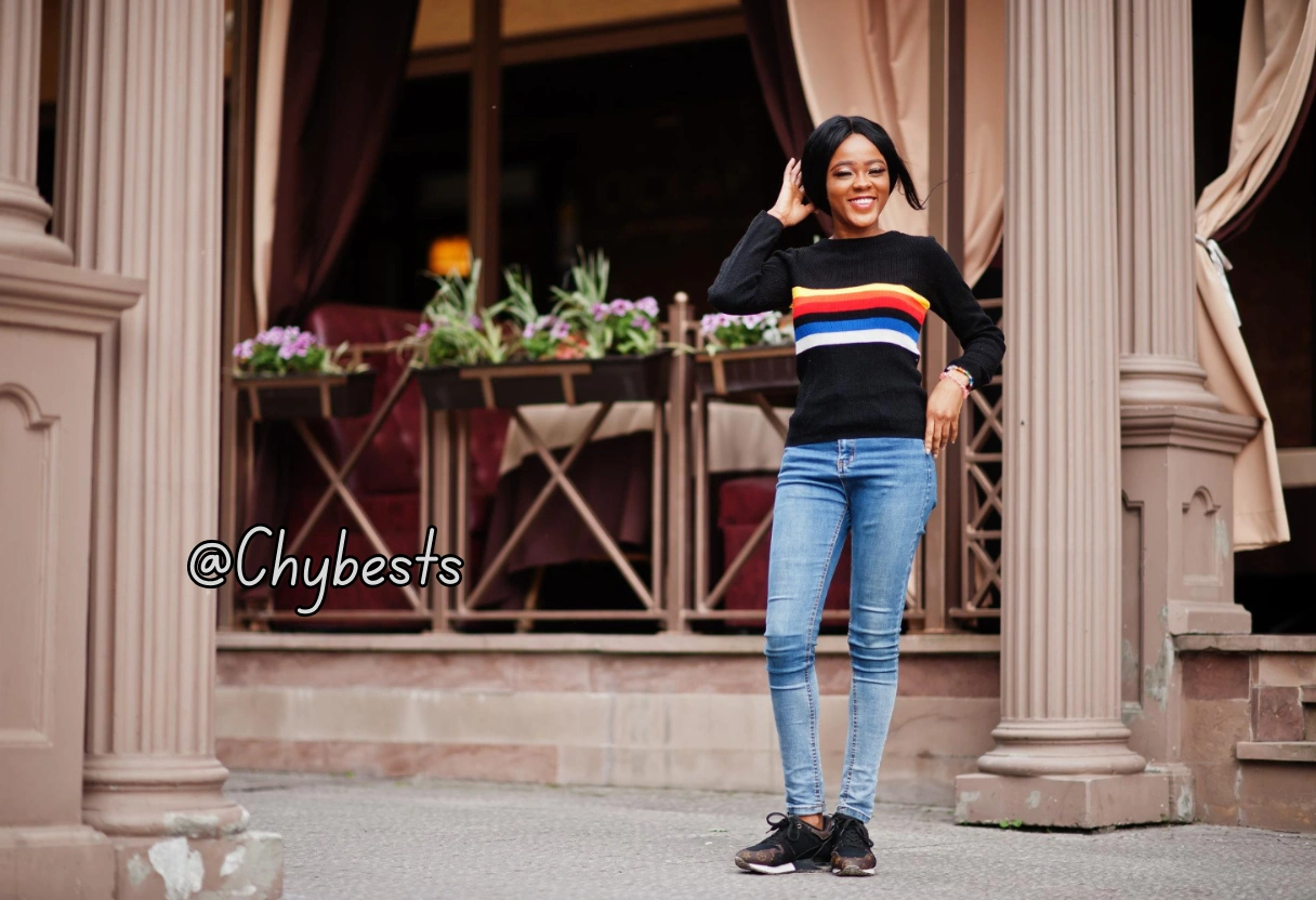 Fashionable Tops to Wear with Jeans: A Stylish Guide